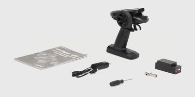 Rød HyperGo Brushless fjernstyret bil vist med fjernbetjening, ekstra terrænhjul, batteri og lader.