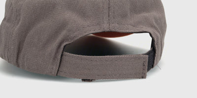 Sort Morfars.dk kasket med hvidt broderet logo vist fra siden på en hvid baggrund.