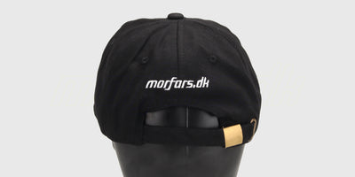 Sort MFRS kasket med hvidt broderet logo på fronten vist på hvid baggrund.