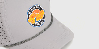 Sort Morfars.dk kasket med broderet hvidt logo vist fra siden på en hvid baggrund.