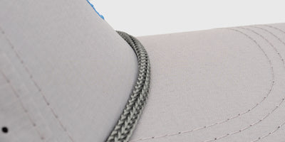 Mørkeblå kasket fra Morfars.dk med hvidt broderet logo set skråt forfra på hvid baggrund.