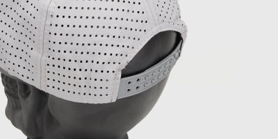 Sort Morfars.dk kasket med hvidt broderet logo vist fra siden på en hvid baggrund.