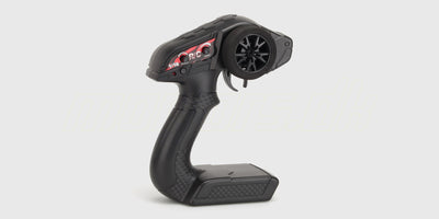 Sort 2,4 GHz fjernstyring med rat til Hurricane Drift bil på hvid baggrund.