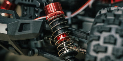 Undervognen på en HyperGo Brushless fjernstyret bil med synlig brushless motor og robust affjedring.