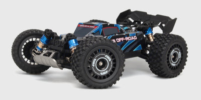 HyperGo Buggy 3S fjernstyret bil i fuld fart hen over grus med opsprøjtende støv bag de store dæk.