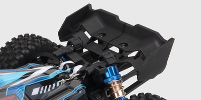 Nærbillede af den kraftige sorte hækvinge på en HyperGo Buggy 3S fjernstyret bil.