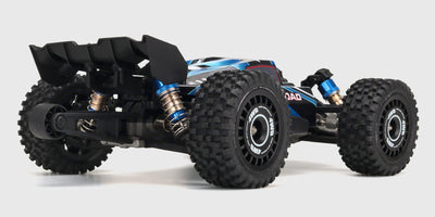 HyperGo Buggy 3S fjernstyret bil i fuld fart gennem vand og mudder med vandsprøjt bagfra.