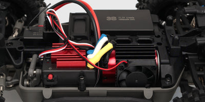 Undervognen på en HyperGo Buggy 3S fjernstyret bil med synlig drivlinje, motor og affjedring.