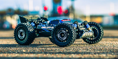 Rød HyperGo Buggy 3S fjernstyret bil i fuld fart på en asfalteret vej.