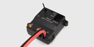 Sort HyperGo modtager og ESC enhed til MJX fjernstyret bil med ledninger og rødt batteristik.