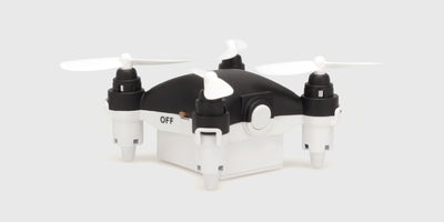 Sort Micro Drone set skråt forfra med hvide propeller