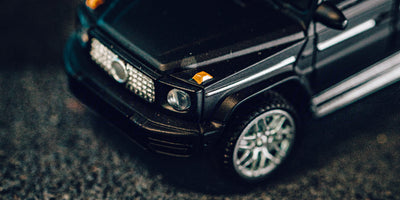 Mini FPV Car med indbygget kamera og tændte lygter i et hyggeligt indendørs miljø.