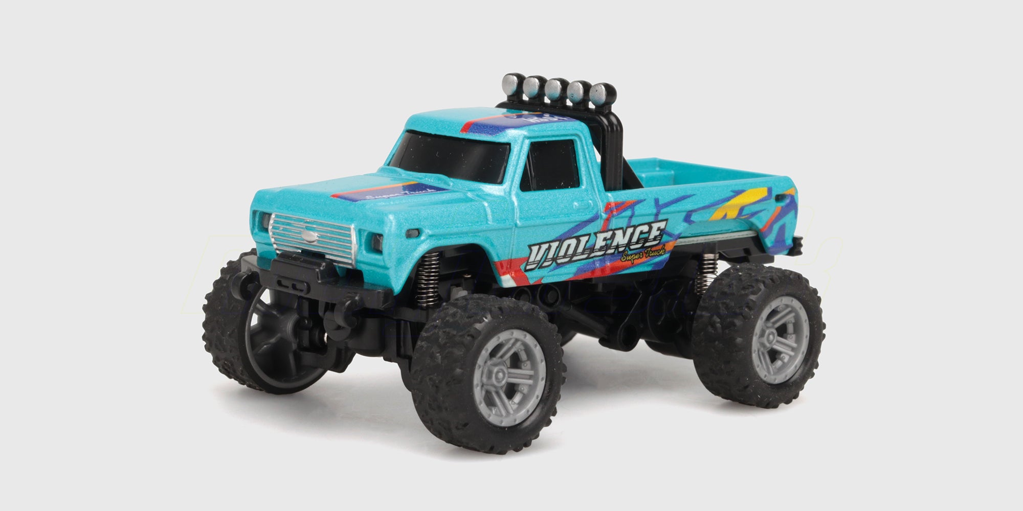 Turkis Mini RC Car Pick-up med lad og grove dæk set skråt forfra