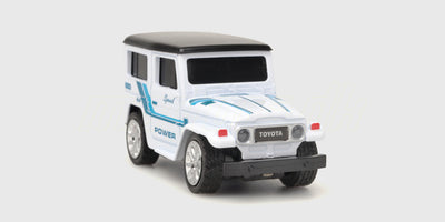 Hvid Mini RC Car Land Cruiser set skråt forfra