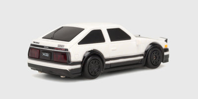 Nærbillede af bagenden på hvid Toyota AE86 med Trueno-detaljer