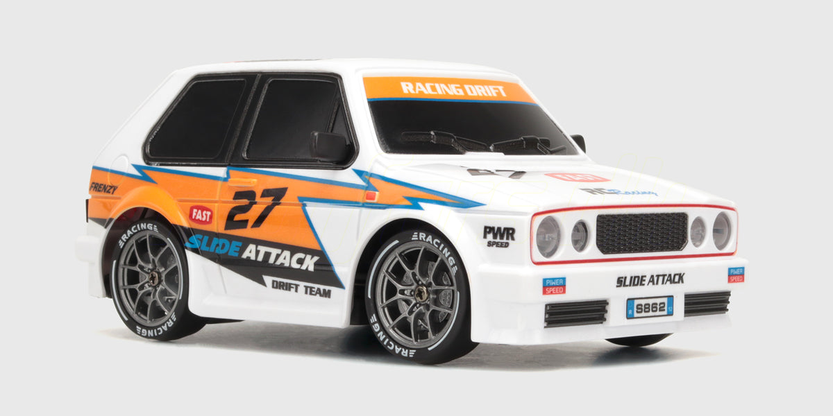 Q-drift GTI Hvid med orange racerstriber og nummer 27 set skråt forfra