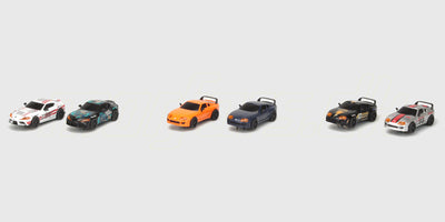 Farverige racerbane biler i forskellige modeller opstillet til ræs på en hvid baggrund.