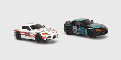 Gul og rød racerbil til racerbane set ovenfra klar til ræs.