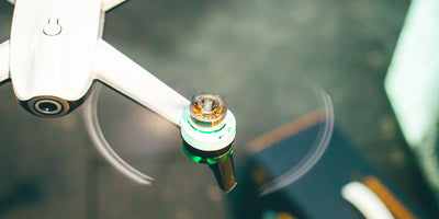 Drone ST16B der flyver stabilt i et naturligt udendørs miljø.