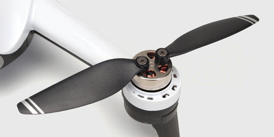 Nærbillede af den børsteløse motor og foldbare propeller på en Drone ST16B.