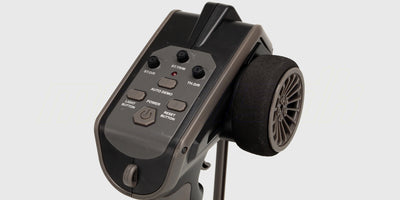 Hvid Storm V8 Superboat fjernstyret speedbåd med røde og blå detaljer set forfra på hvid baggrund.