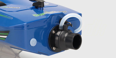 Grøn Super Dino børsteløs racer-speedbåd med røde detaljer i fuld fart hen over vandet med store vandsprøjt.