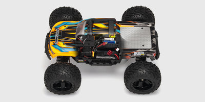 Tornado Brushless fjernstyret bil med kraftig elmotor og robuste offroad-dæk til kørsel i terræn.