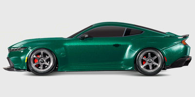 Seks Traxxas Mustang 4-Tec Drift fjernstyrede biler i forskellige farver opstillet på en hvid baggrund.