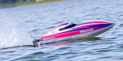 Traxxas Disruptor racerbil i orange og sort design set forfra på hvid baggrund.