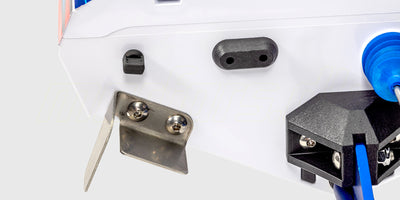 Traxxas Disruptor fjernstyret speedbåd i blå farve, der laver store bølger på vandet under hurtig sejlads.