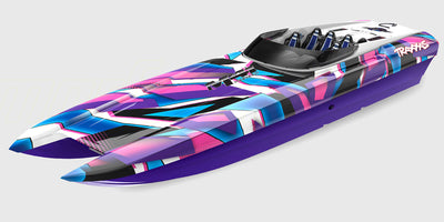 Traxxas DCB M41 Widebody Catamaran fjernstyret speedbåd i blå og orange farver, der planer hurtigt over vandet.