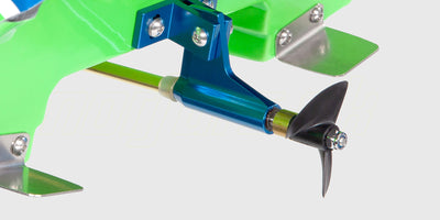 Fjernstyret Traxxas DCB M41 Widebody Catamaran båd i fuld fart henover vandet.