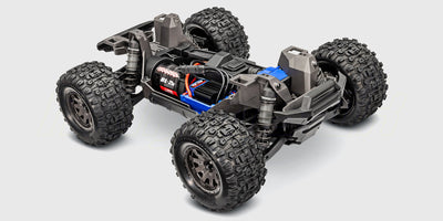 Blå Traxxas Mini Maxx monstertruck med kraftige offroad-dæk og robust affjedring set skråt forfra.