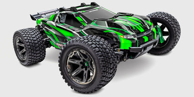 Blå Traxxas Rustler 4x4 Ultimate fjernstyret bil med store offroad-dæk vist forfra på en hvid baggrund.