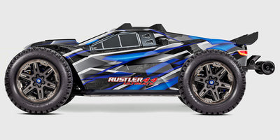 Blå Traxxas Rustler 4x4 Ultimate fjernstyret bil med Gravix dæk og blå anodiserede aluminiumsdele set skråt forfra.