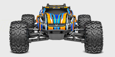 Blå Traxxas Rustler 4x4 VXL fjernstyret stadium truck set forfra på hvid baggrund.