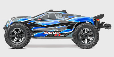 Traxxas Rustler 4x4 VXL fjernstyret stadium truck med firehjulstræk i fuld fart på en offroad bane.