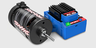 Nærbillede af Rustler Brushless chassis med fokus på den vandtætte elektronik og BL-2s motor.