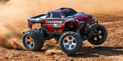 Grøn Traxxas Stampede monster truck med store dæk set forfra.