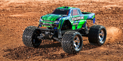 Grøn Traxxas Stampede monster truck med store dæk set forfra på hvid baggrund.