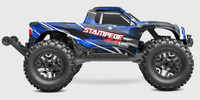 Grøn Traxxas Stampede 4x4 VXL monster truck i fuld fart gennem vandet med store sprøjt.