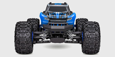 Traxxas Stampede 4x4 BL-2S monster truck i action gennem vand med store sprøjt og terrængående dæk.