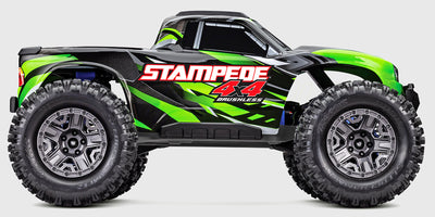 Traxxas Stampede 4x4 BL-2S monster truck med blåt karrosseri og store offroad-dæk set skråt forfra på hvid baggrund.