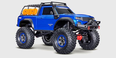 Rød Traxxas TRX-4 Sport High Trail fjernstyret crawler med løftet undervogn og store offroad dæk.