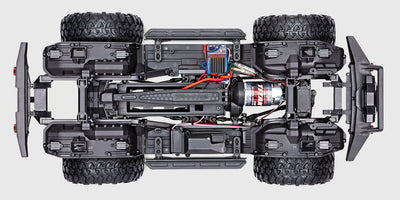 Rød Traxxas TRX-4 Sport High Trail crawler med store offroad-dæk monteret på sort chassis set forfra.