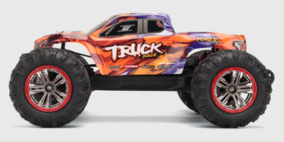 Orange XLH Race Truck med børsteløs motor og store offroad-hjul set skråt forfra.