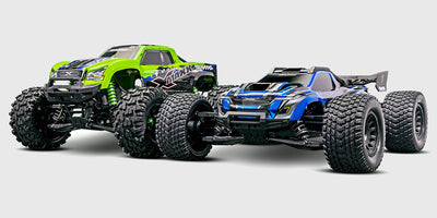 Traxxas XRT Race Truck 8s og X-Maxx side om side for at sammenligne størrelsen på de to 8S monster trucks.