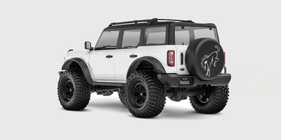 Hvid Traxxas TRX-4M Ford Bronco fjernstyret bil set bagfra med reservehjul og detaljeret offroad-chassis.