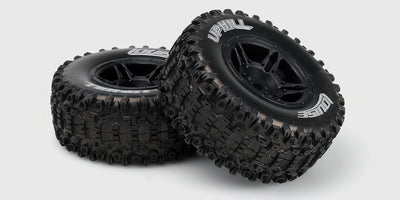 To sorte SC-Uphill dæk monteret på hvide fælge til fjernstyrede Short Course biler.