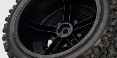 To sorte SC-Uphill offroad dæk med groft knopmønster monteret på sorte fælge til fjernstyret bil.